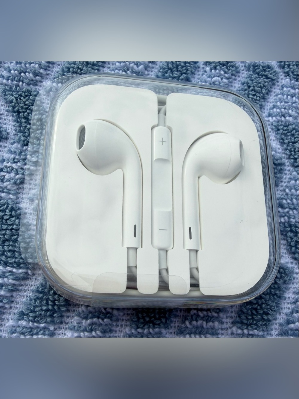 Apple White Wired Earbuds with In-Line Remote and Mic NWOT